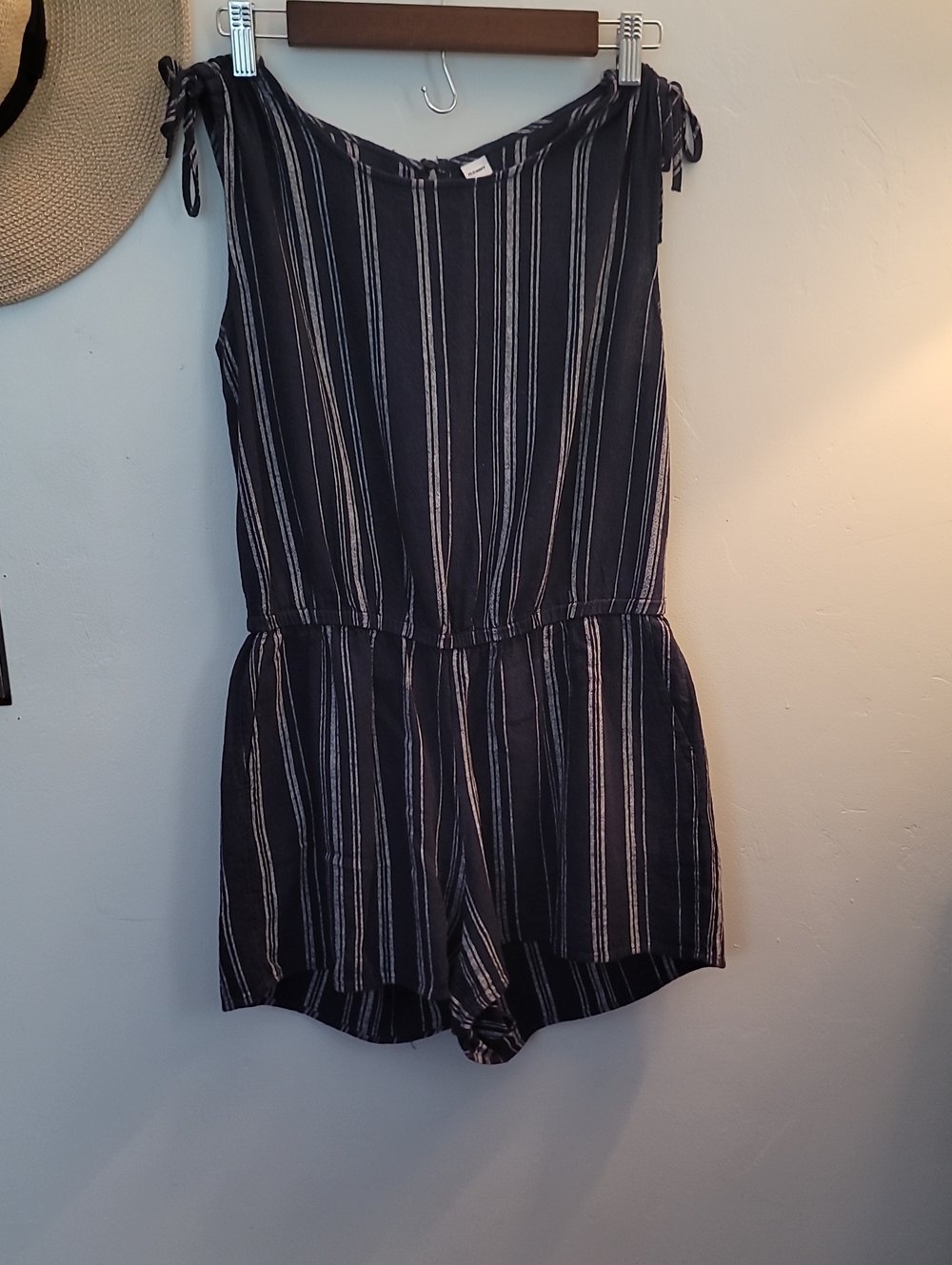 Women's Old Navy Striped Navy and White Tie-Shoulder Romper Size Small